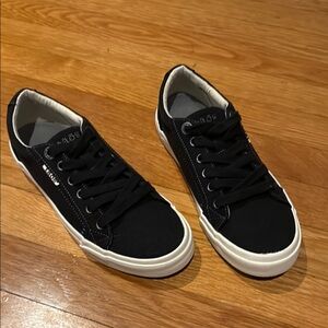 Taos Plim Soul Black Sneakers with Classic Design and Rubber Sole